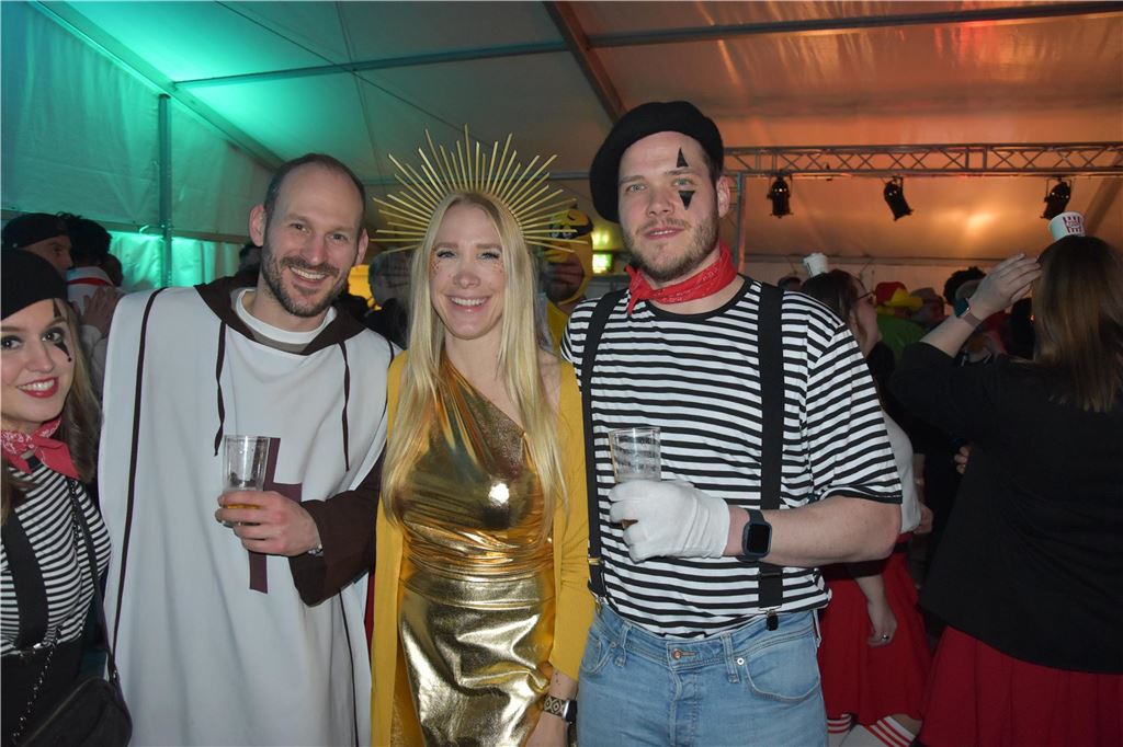 Karnevalisten im MKG-Zelt in Menden bei der Ü30-Jeckennacht