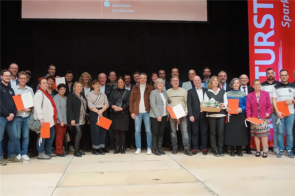 Preisverleihung beim Vereinsprojekt der Sparkasse UnnaKamen in der Stadthalle Unna am Montag, 25. November 2024.