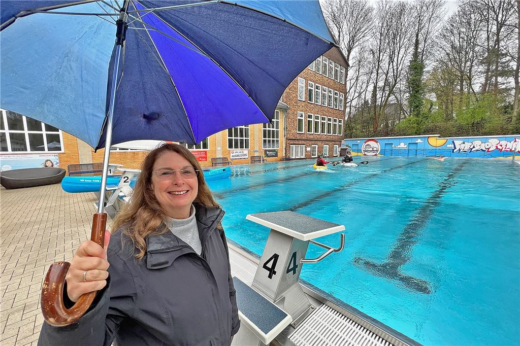 Saisonstart im Bornekamp: Surfen und Paddeln im beheizten Becken Zum Glück ist Jessica Mense, die Vorsitzende des Freibadvereins, nicht wasserscheu. Ab der kommenden Woche soll das Wetter wieder besser werden.