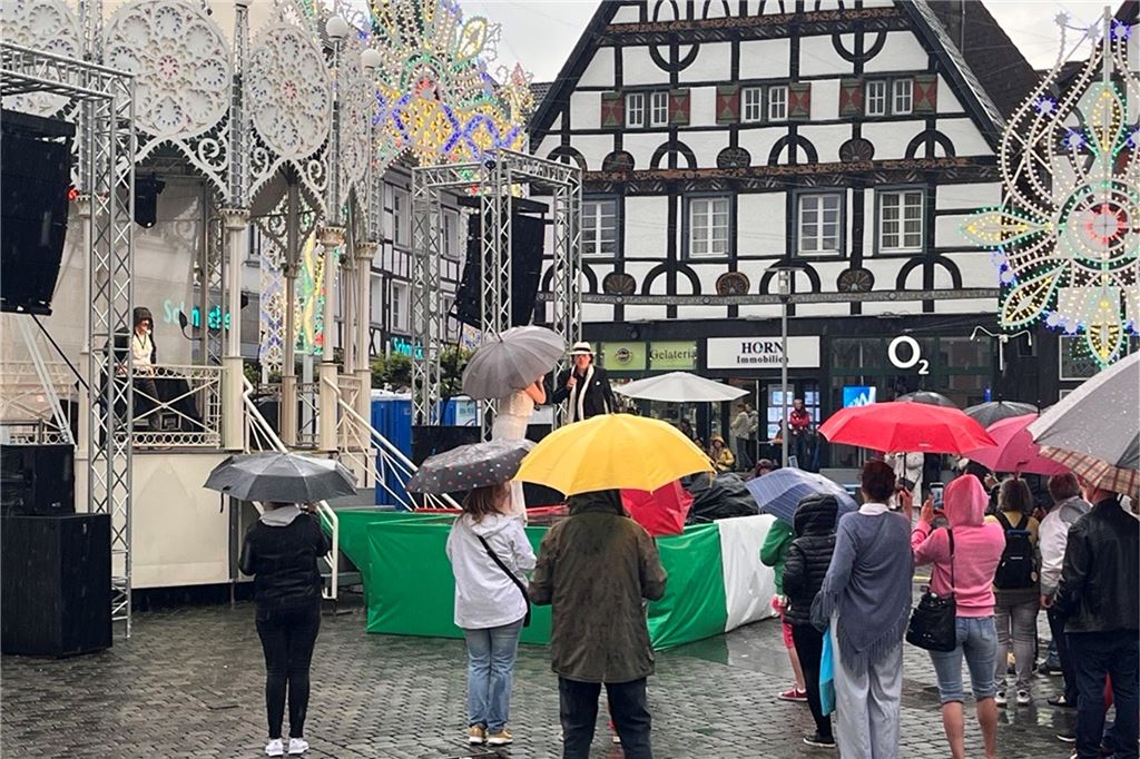 Tausende feiern endlich wieder Festa-“Wahnsinn“ Zum letzten Festa-Abend waren leider Regenschirme angesagt: Die Albano und Romina Power Show hatte zum Auftakt wenig Publikum, aber sie fand statt.