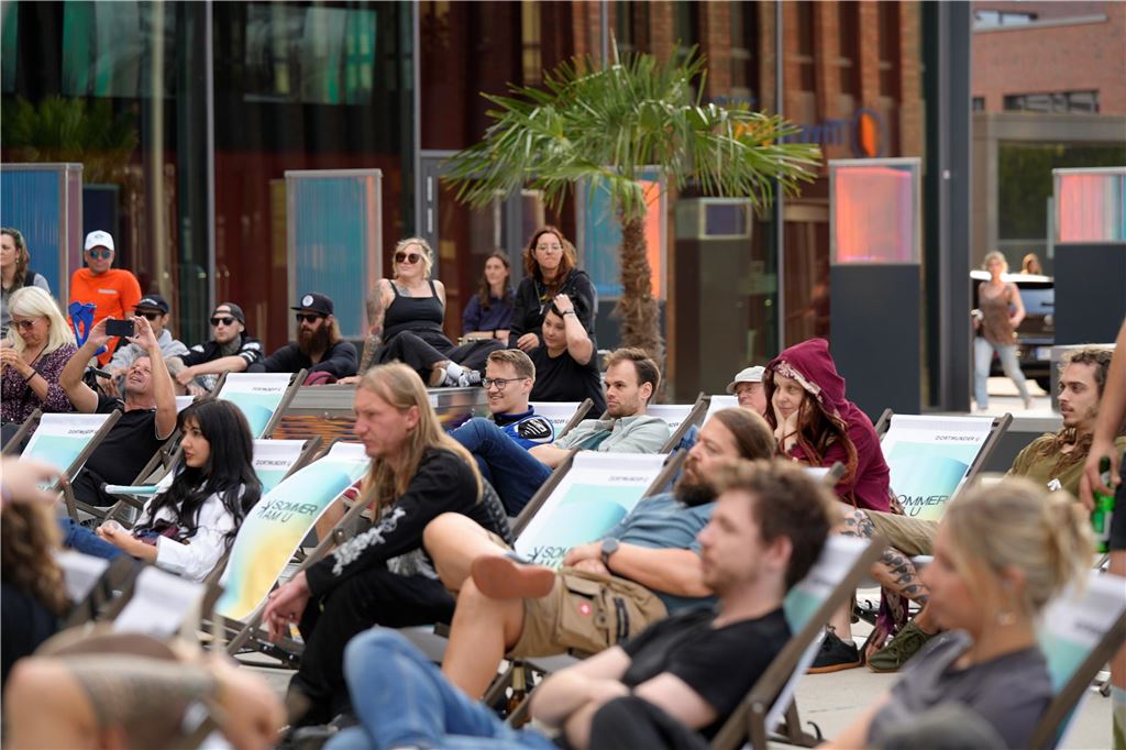 Sommerliche Atmosphäre am Dortmunder U-Turm: Viele Bilder vom „Sommer am U“ Zum Sommer-Klassiker "Sommer am U" trafen sich am Mittwochabend bei entspannter Atmosphäre viele Dortmunderinnen und Dortmunder.