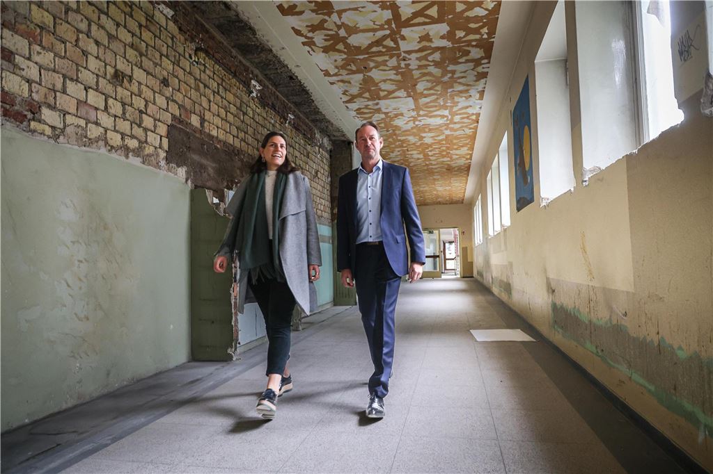 Franz-Bernd Große-Wilde verlässt Spar- und Bauverein - Nachfolge offen Zum Start der Umbauarbeiten besuchte Franz-Bernd Große-Wilde (r.) die ehemalige Abendrealschule im Unionviertel in Dortmund. Nun ist das Projekt fast abgeschlossen, im Mai können dort 22 Wohnungen bezogen werden.