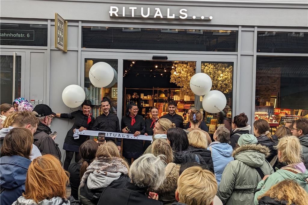 Zur Eröffnung von Rituals versammelten sich mehr als 50 Kunden vor dem Laden an der Bahnhofstraße.
