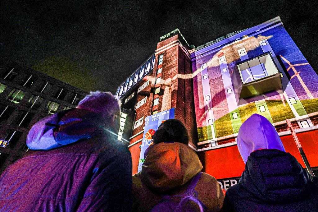 Viele Bilder von der Museumsnacht: „Schön, die Leute wieder unterwegs zu sehen“ Zur Projektionswand wurde die Fassade des U-Turms beim Videomapping.