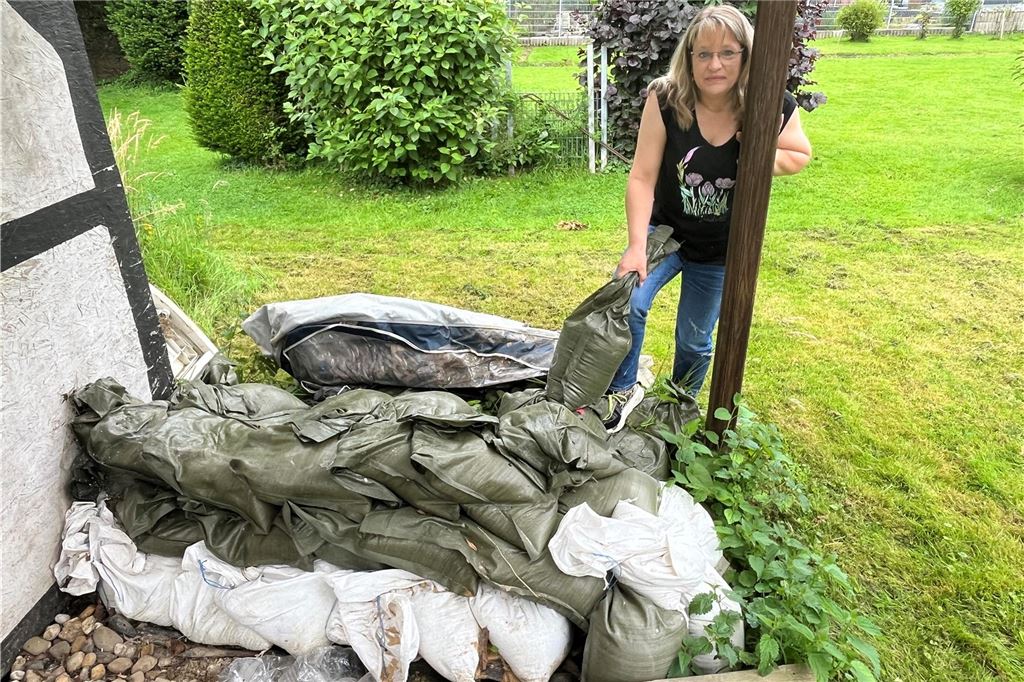 Hochwasser-Opfer blickt zurück: „Der schlimmste Tag meines Lebens“ Katja Westhoff mit den verbliebenen Sandsäcken.