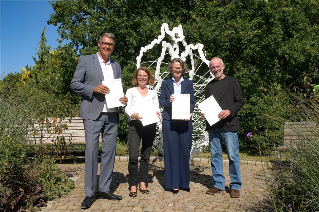 Dortmund bekommt Millionen für Stadterneuerung - wohin das Geld fließt Zur Übergabe der Förderbescheide trafen sich OB Thomas Westphal, die Landtagsabgeordnete Nadja Lüders, Ministerin Ina Scharrenbach und Bezirksbürgermeister Jürgen Schädel am geografischen Mittelpunkt von NRW in der Aplerbecker Mark.