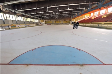 Zur Zeit trägt die Eisfläche in der Eissporthalle Unna kein Eis. Die Grünen finden: Das könnte so bleiben, wenn man anstelle von „echtem“ Eis Kunststoffplatten auf der Fläche installieren würde.
