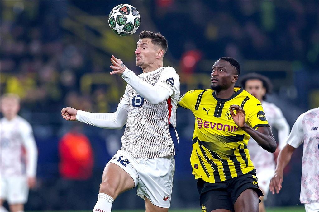 Thomas Meunier köpft den Ball.