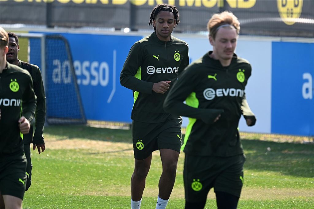 BVB-Training vor Barcelona-Rückspiel: Überraschender Motivationsbesuch – Stammspieler fehlt Filippo Mane läuft über den Platz.