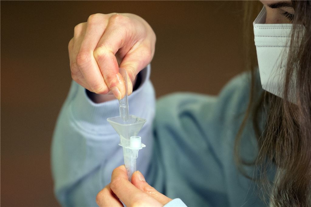Corona-Infektionszahlen steigen - wie ist es an den Schwerter Schulen? Zurzeit geben alle Schulen einmal monatlich fünf kostenlose Corona-Tests aus. Die können die Kinder dann bei Bedarf zu Hause durchführen.