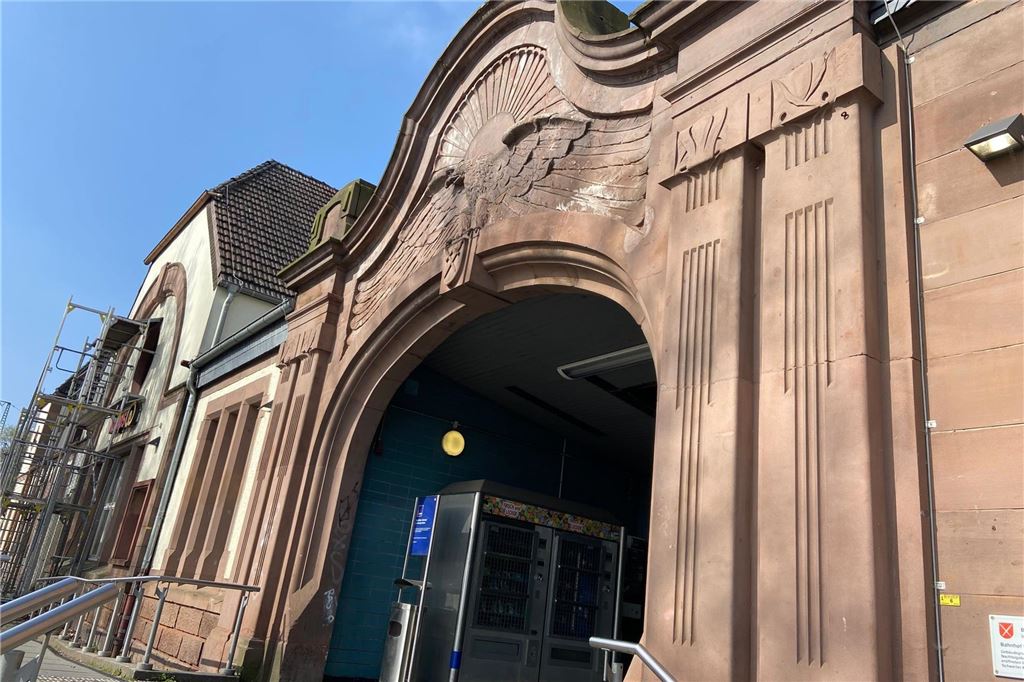 Bahnhof bekommt „einmalige Chance“: Bäckerei und Jugendzentrum Der Bahnhofseingang