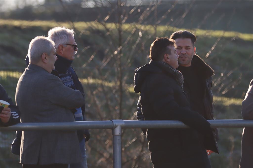 „Königstransfer“ Tuna Kayabasi wird Sportlicher Leiter beim Lüner SV Imdat Acar (v.l.), Arno Franke und Bayram Ulusoy schauen auf das Spielfeld.