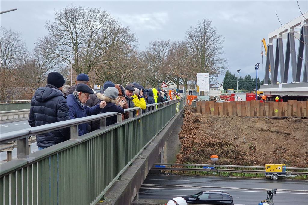2.000 Tonnen auf Rädern, A1 gesperrt: Liveblog vom spektakulären Brückenbau in Unna Beobachter der Arbeiten an der Eisenbahnbrücke beobachten das Geschehen von der Brücke Unnaer Straße über die A1.