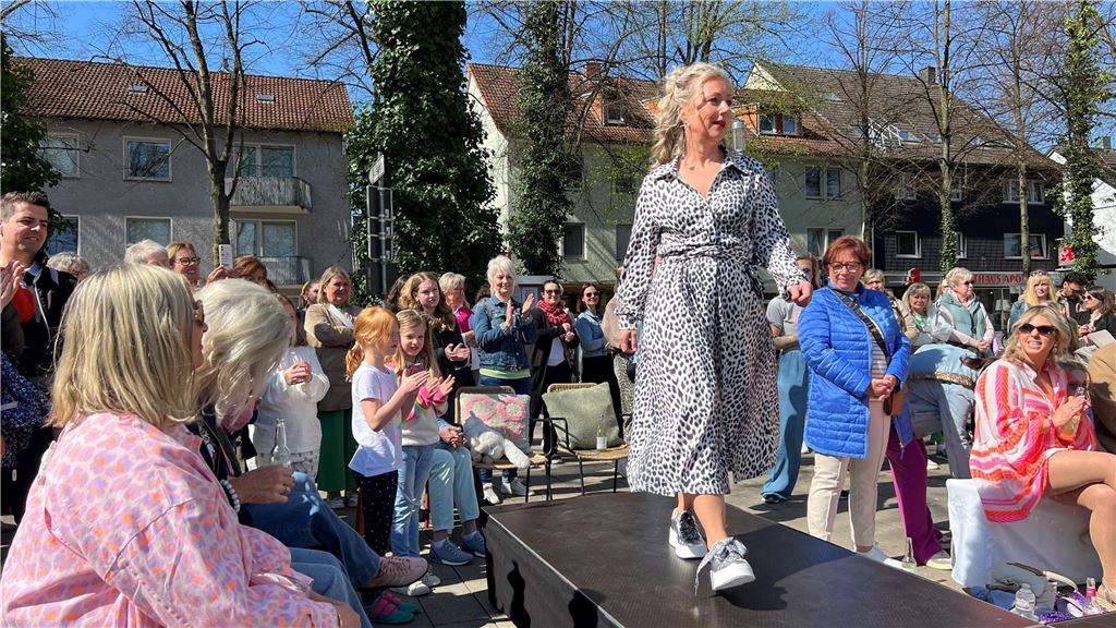 Zuschauer verfolgen gespannt die Modenschau – und zücken beim Lieblingsoutfit schnell das Handy.