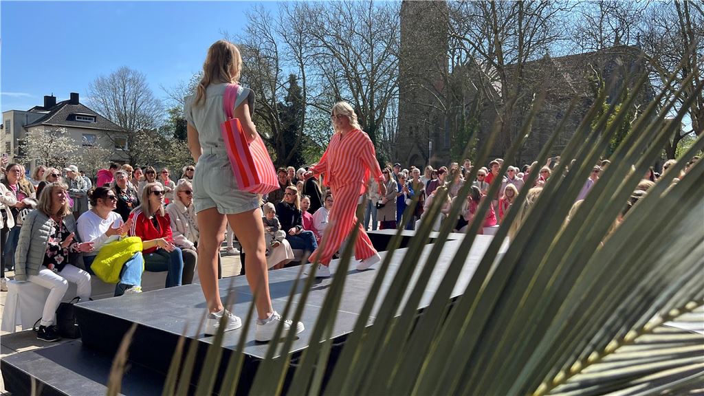 Zuschauer verfolgen gespannt die Modenschau – und zücken beim Lieblingsoutfit schnell das Handy.