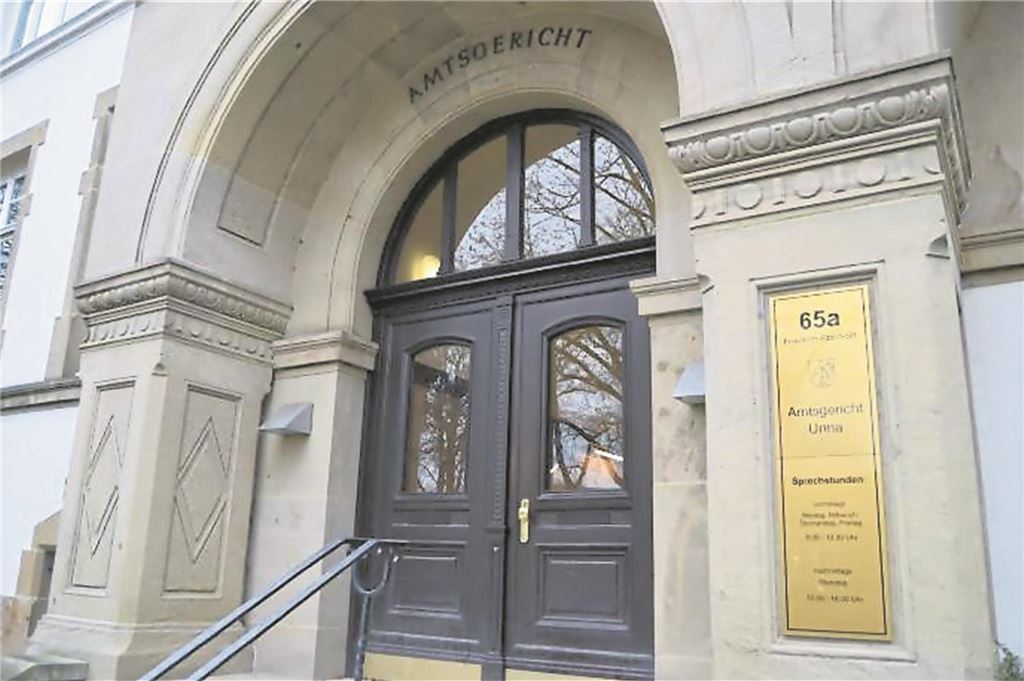 Günstiger als die „Villa Wiese“: So ersteigert man eine Immobilie Zwangsversteigerungen erfolgen „in Präsenz“ im Gerichtsgebäude des Amtsgerichtes Unna an der Friedrich-Ebert-Straße. Die Termine sind öffentlich, Besucher müssen allerdings eine Sicherheitsschleuse wie am Flughafen passieren. Taschenmesser bleiben daher besser zu Hause!