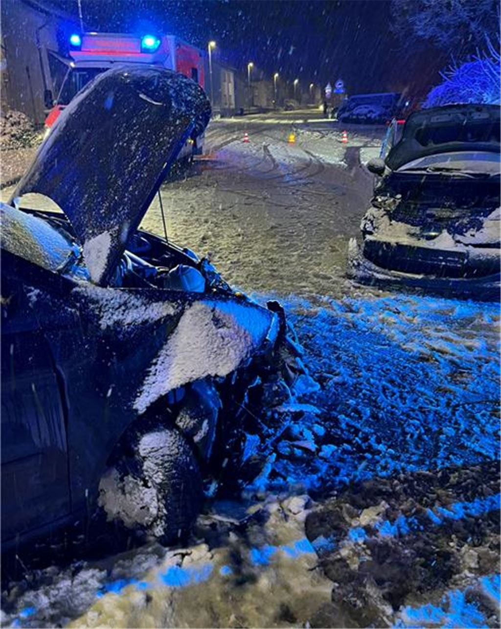 Schnee und Eis verursachen viele Unfälle in NRW: Zwei Verletzte bei Kollision in Herdecke – Newsblog Zwei Autos sind in Plettenberg kollidiert.