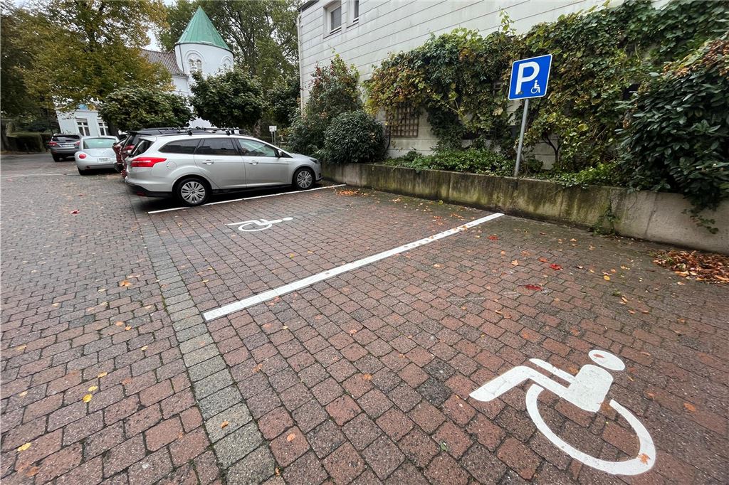 Mehr Parkplätze für Behinderte und Elektroautos Zwei besonders breite Flächen auf dem Sparkassenparkplatz am Hellweg-Museum in Unna, die für Behinderte ausgewiesen sind.