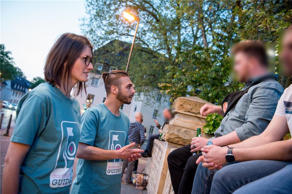 Schub für das Dortmunder Nachtleben: Halbzeit-Bilanz zur Kulturpolitik Zwei "Dortmund-Guides" bei einem ihrer ersten Einsätze an der Möllerbrücke.