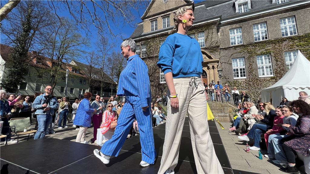 Modenschau von DekoRieger: „Es ist einfach eine Bombenstimmung“ Zwei Frauen laufen auf der Modenschau auf dem Holzwickeder Marktplatz.