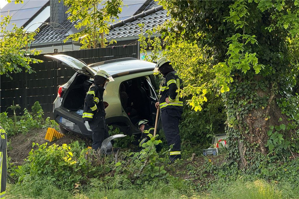 Unfall in Stockum: Auto fährt durch Gartenzaun : Zwei Kinder verletzt, Rettungshubschrauber im Einsatz Zwei Kinder sind bei dem Unfall verletzt worden.