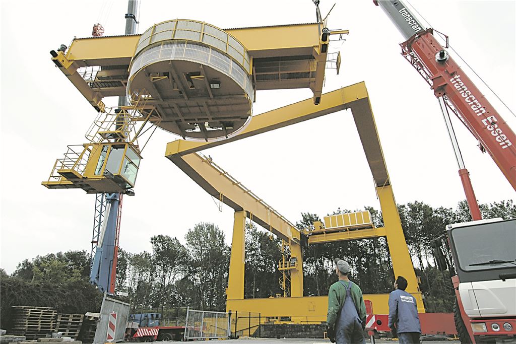 Wie viele Millionen Euro verrosten am Terminal im Indupark Unna? Zwei Kräne bauen einen Kran auf: Das Logistikzentrum Ruhr-Ost war 2005 mit großem Optimismus in Betrieb genommen worden. Doch ein Erfolg wurde das Projekt nicht.