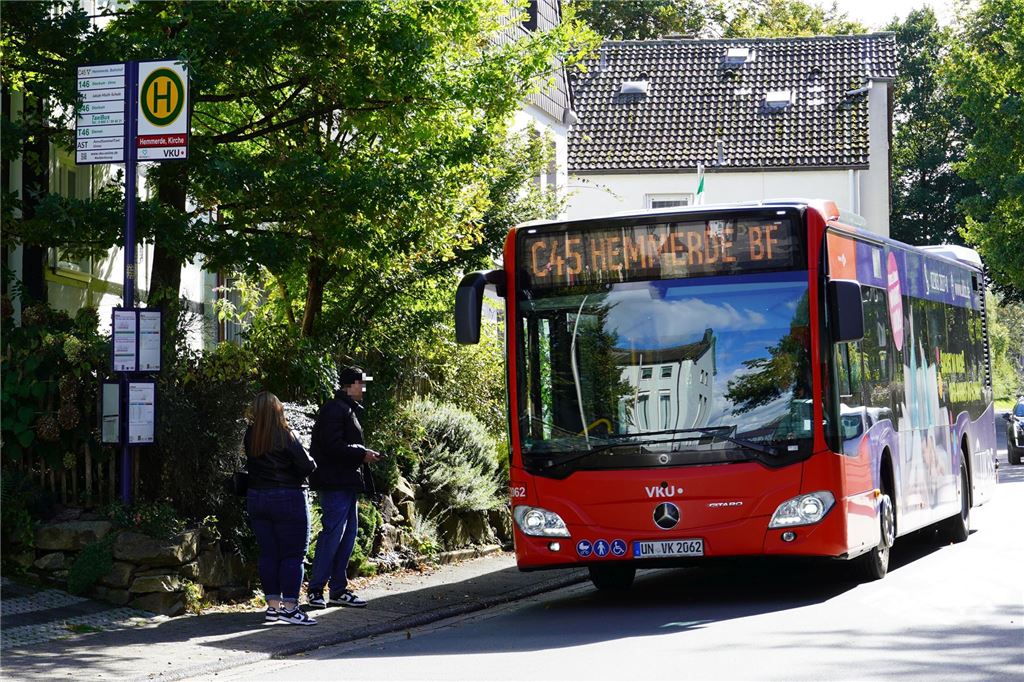 Im Schnitt drei Menschen im Bus – Stadt prüft ÖPNV-Lösung für Hemmerde Zwei Leute steigen in Unna-Hemmerde in einen VKU-Bus.