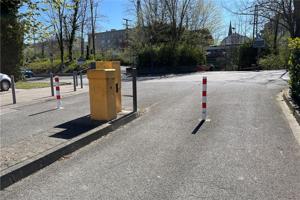 Höchstparkdauer auf Tedox-Parkplatz drastisch reduziert Zwei neue Poller stehen vor dem Parkplatz an der Hammer Straße in Unna. Die Zufahrt ist nur noch von der Viktoristraße möglich.