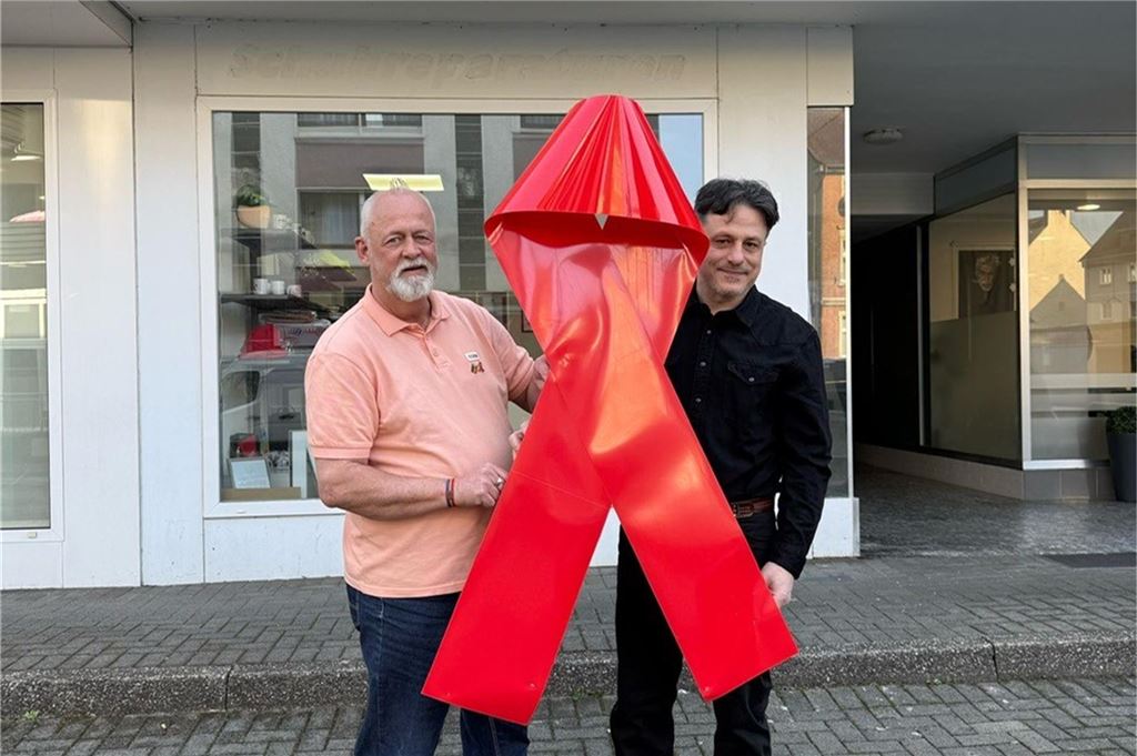 Schwertes Aids-Symbol: „Red Ribbon“ strahlt im neuen Glanz Zwei Ratsherren, die sich verstehen: Uwe Görke-Gott holt seine Schleife bei Engin Izgi ab.
