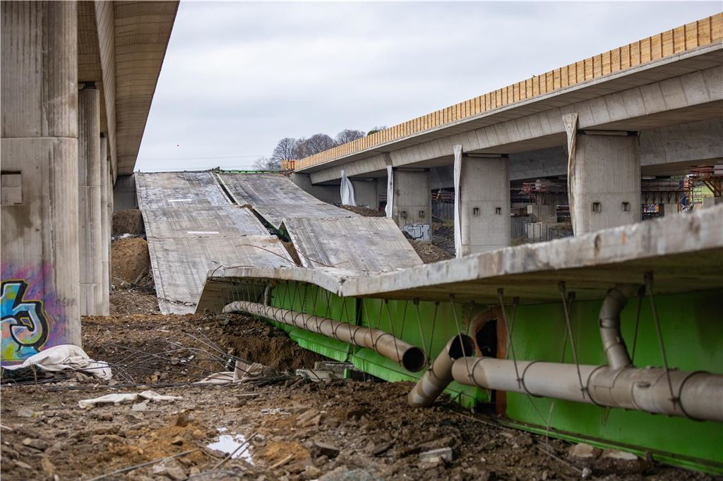 Was steht an im Jahr 2025? Ein Ausblick Zwei Teilbauwerke der A1-Liedbachtalbrücke südlich des Autobahnkreuzes Dortmund/Unna wurden am 15. Dezember 2024 gesprengt.