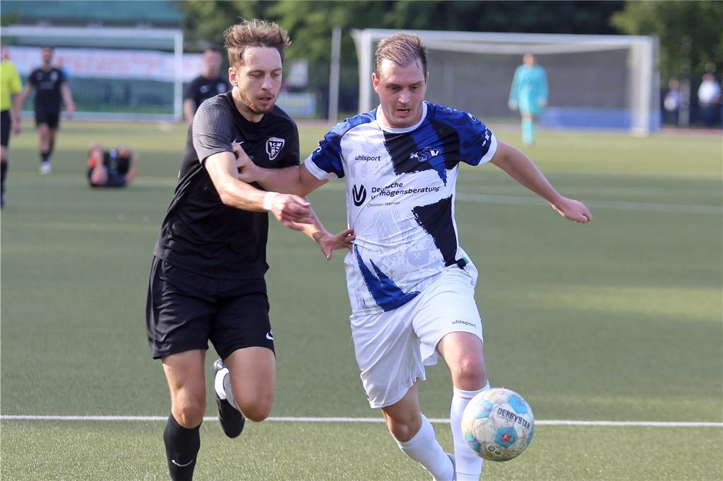 FC Marl entreißt Königsborner SV Sieg in der Schlussphase Brachte viel Schwung nach der Einwechslung: Der Marler Angreifer Niels Overhoff gegen Königsborns Abwehrchef Tim Lorenz.