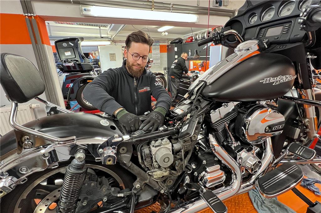 Harley Davidson in Heeren: Wie Tom Pfeiffers Leidenschaft erwachte Zweiradmechatroniker José Gallardo beim Umbau einer Harley-Davidson.