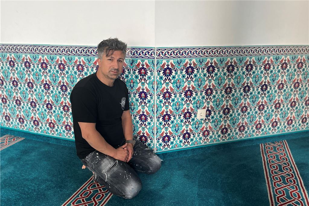 „Ich liebe Dortmund“: Lotto-Millionär Chico zeigt uns seine Nordstadt Zwiegespräch mit Gott: Im Gebetsraum der Moschee hat Chico Halt und Stärke gefunden.
