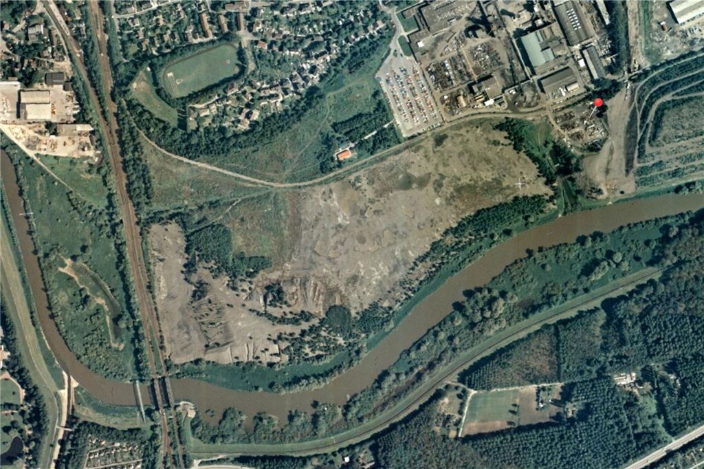 Zwischen 1983 und 1990 entstand dieses Foto von der Victoria-Brache. Die ruhigen Farben Grün und Braun machen vergessen, welche Aufregung damals herrschte unter deutschen Bergleuten. In einem sogenannten „Jahrhundertvertrag“ war für den Zeitraum von 1980 bis 1995 eine Vereinbarung über die Menge deutscher Steinkohle, die der Elektrizitätserzeugung dient, geschlossen worden. Dass 2018 mit Prosper Haniel die letzte Zeche im rheinisch-westfälischen Steinkohlerevier schließen würde, hatte da noch Ni