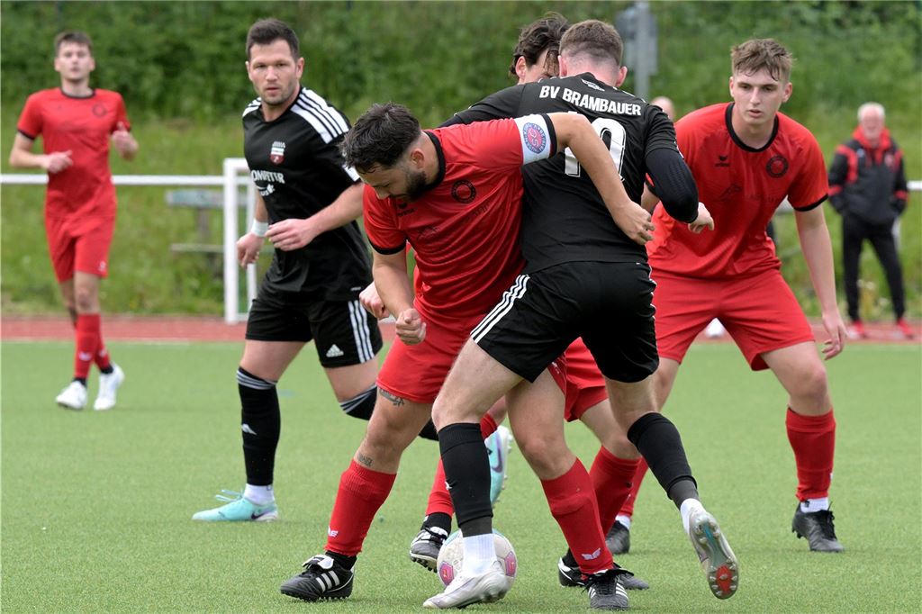 Gelbe-Karten-Festival bei Heimsieg des BV Brambauer Spieler im Zweikampf.