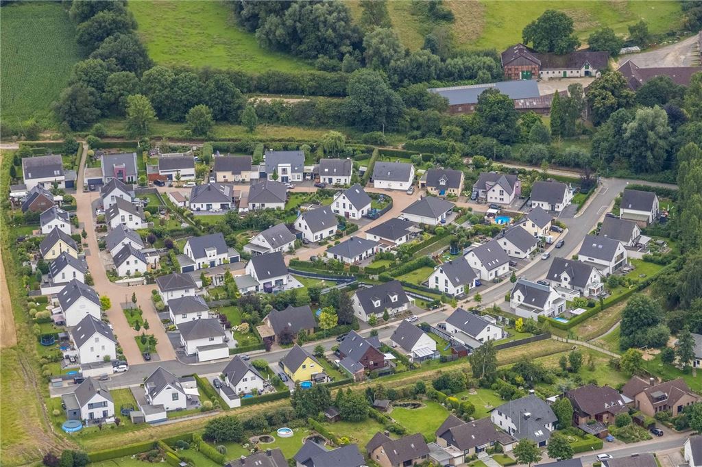 Hochwasser in Billmerich: Jetzt lässt Unna eine Straße kippen Zwischen dem Wohngebiet am Dorfkamp und dem Gut Westhof (hinten) verläuft der Lange-Jupp-Weg. Die Neigung seiner Fahrbahn führt Regenwasser zur Bebauung. Weil die Entwässerungsrinne bei extremen Regenfällen überlastet wäre, „kippt“ die Stadt jetzt die Fahrbahn in Gegenrichtung.