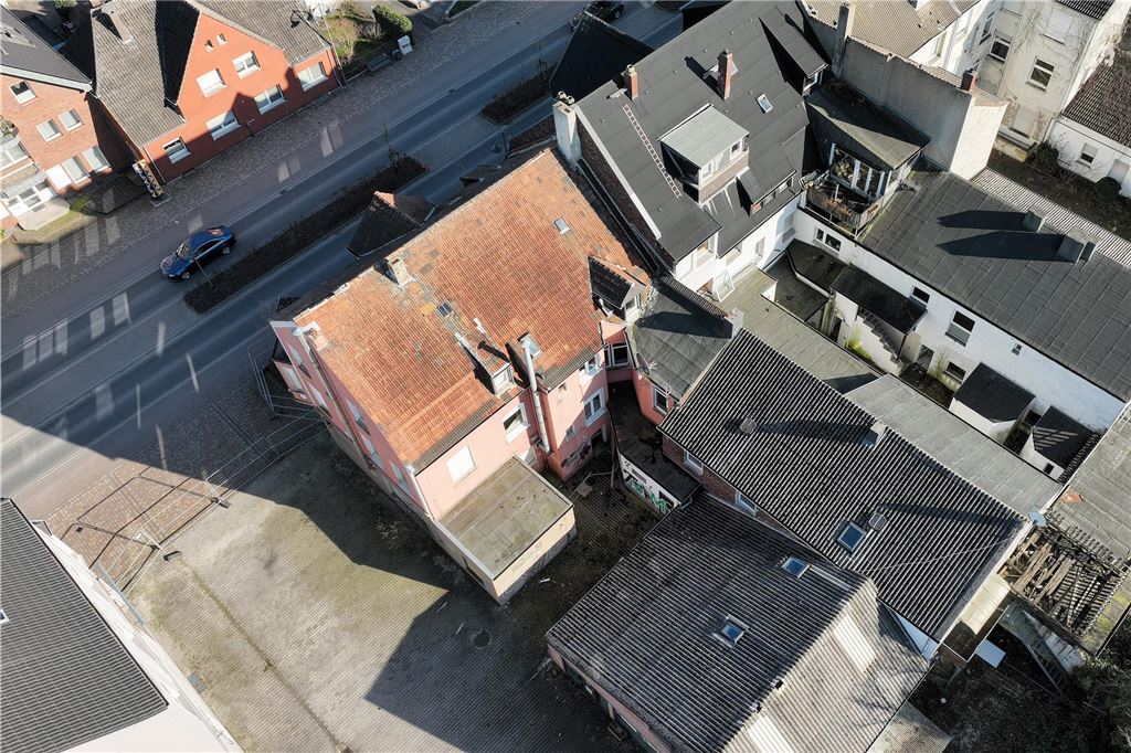 Bund der Steuerzahler zu Kreisstraßen-Häusern: „Außer Spesen nix gewesen“ Zwischen der Häuserzeile an der Kreisstraße in Selm ist eine Lücke. Ein Bauzaun verhindert, dass Menschen auf das Gelände gelangen können.