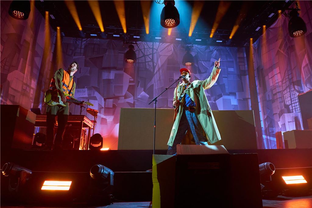 Musiker Alligatoah verwandelt Westfalenhalle in Retourenzentrum Zwischen zahlreichen Kartons beginnt er sein Konzert. Anfangs waren darin die Mitglieder seiner Band verpackt.
