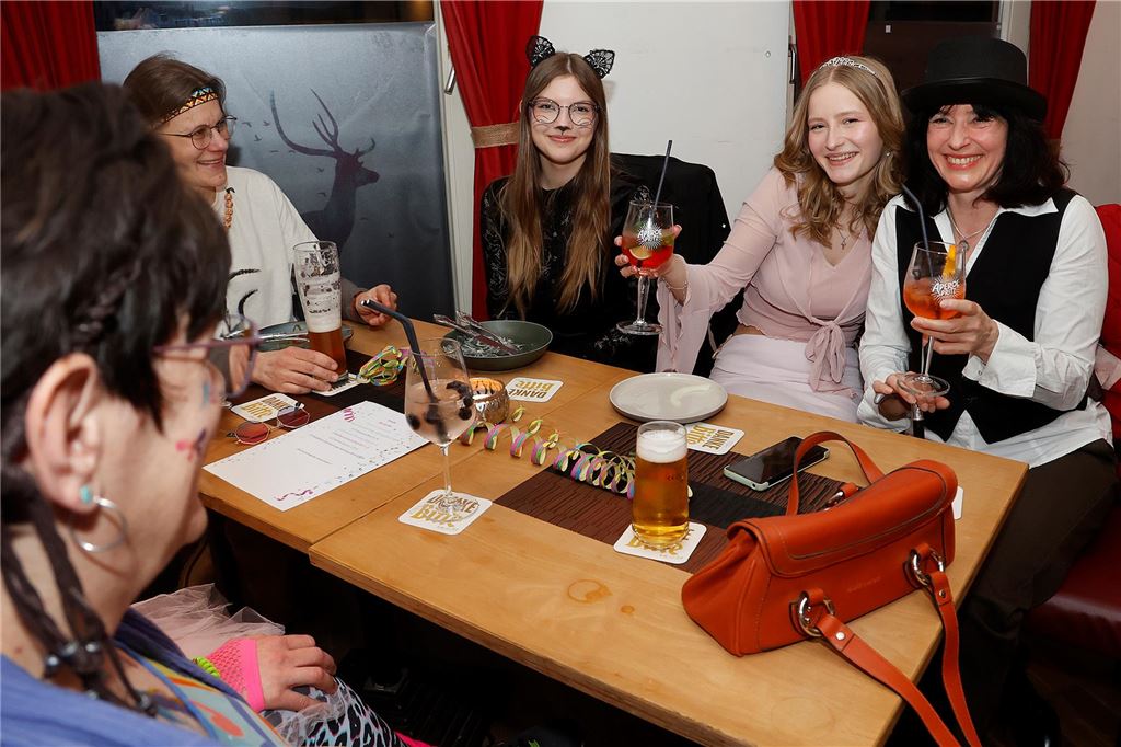 Frauen sitzen an einem Tisch und trinken etwas.